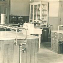 Home economics laboratory kitchen, The University of Iowa, 1920s