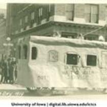 Cable car float in Mecca Day parade, The University of Iowa, 1919