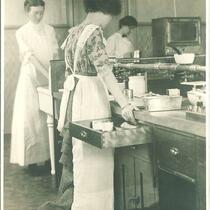 Home economics class in kitchen laboratory, The University of Iowa, 1910s
