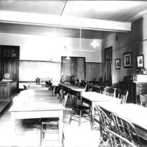 Botanical lecture room in Old Science Hall, The University of Iowa, 1900s